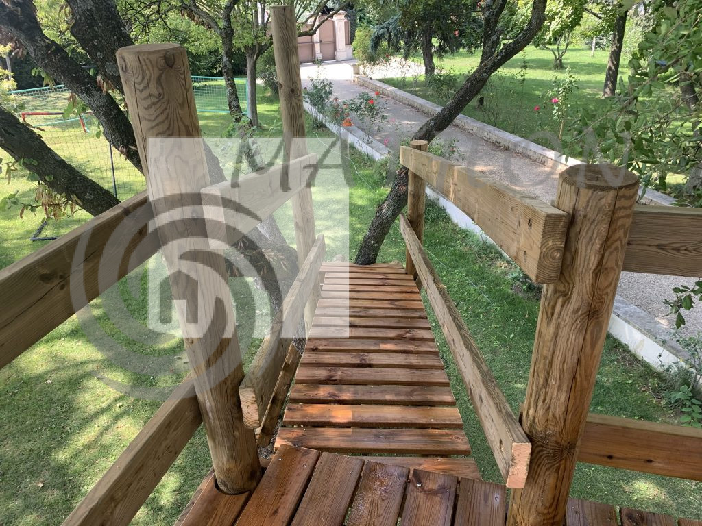 cabane en bois sur pilotis