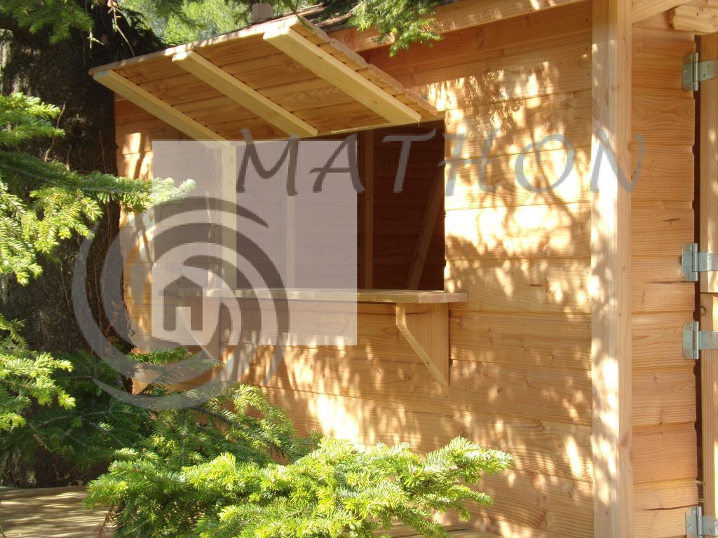 cabane en bois avec stand de marchande sur montelimar