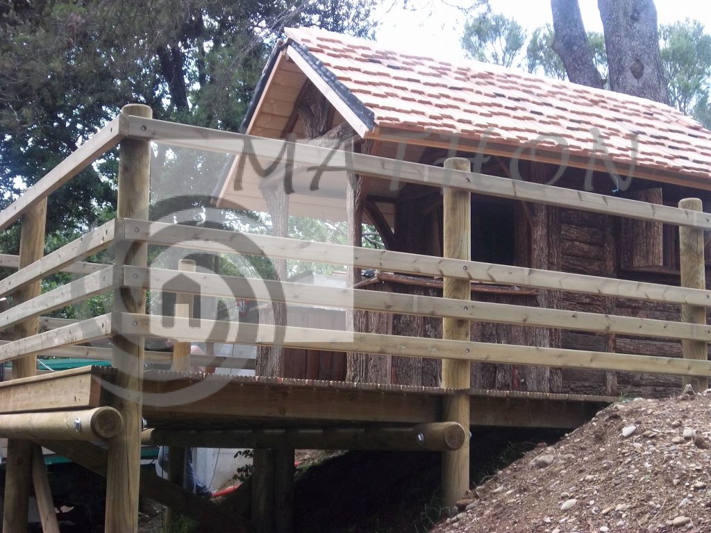 cabane en bois sur pilotis dans le drome