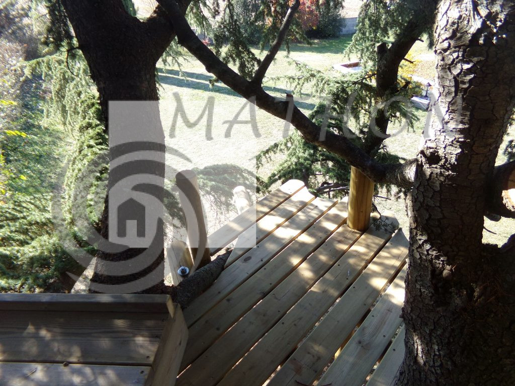 cabane en bois sur pilotis