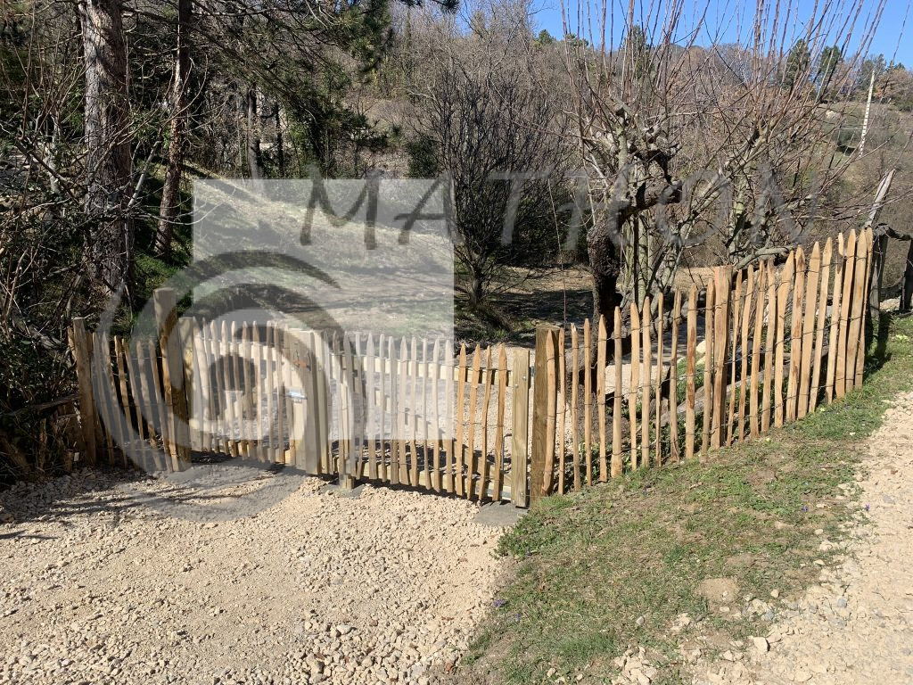 TREILLAGES en CHATAIGNIER refendus main ou appeler aussi GANIVELLES ou GIRONDINES en rouleaux de 10 m avec différents écarts de bâtons, notre treillage est fabriquer en doubles torsions afin d'apporter une grande solidité.