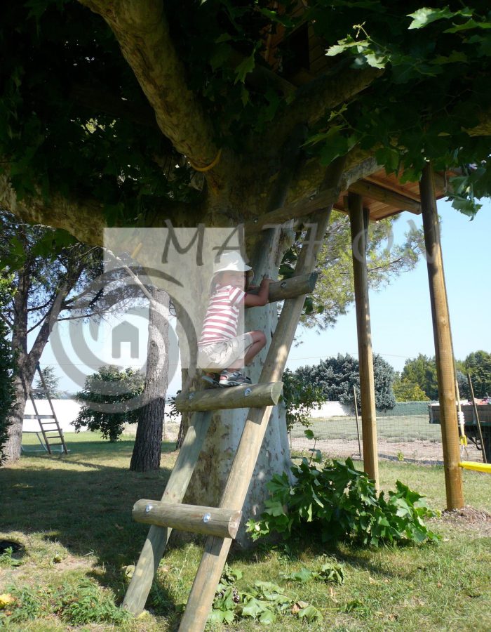 cabane en bois enfant sur pilotis